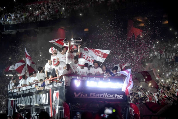 (VIDEO) Više od fudbala, definitivno! Navijači Rivera i na srpskom saznali šta se desilo sa Bokom: Umrla je u Evropi i više ne postoji!