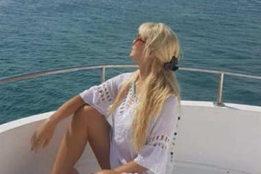 Poznati političar redovno dolazi na nastupe ove pevačice: Ona mu do jutra peva na uvo!