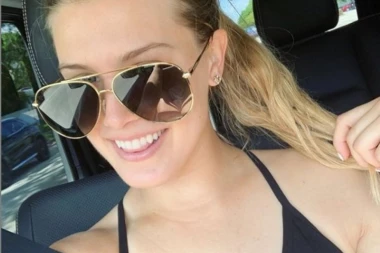 (FOTO) Najse*sepilnija teniserka odlepila: Ja sam Deda Mrazova ku*ka!