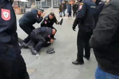 (VIDEO) Napeto u Banjaluci: Uhapšeni otac i majka Davida Dragičevića