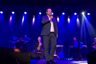 Šaban Šaulić Bugarima predstavio svog naslednika: Pogledajte kako Emir Habibović peva pred punom arenom u Sofiji!