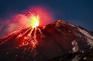 (VIDEO) PRORADILA ETNA! Iz kratera izlazile fontane lave visoke 100 metara, pepeo zatrpao okolna sela! VELIČANSTVENO ZA GLEDANJE!