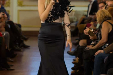 GLAMUR U BEOGRADU: Poznate dame prošetale kreacije Stefana Đokovića