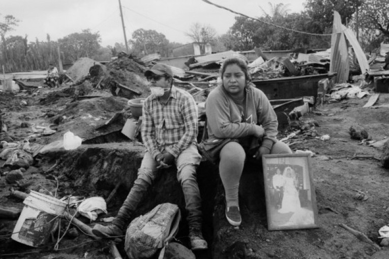 Kada je izbila erupcija gvatemalskog vulkana Fuego početkom juna, okolna područja je ubrzo zahvatila smrtonosna mešavina vrućeg plina i vulkanske stene koja može da se kreće brzinom od 144 km na sat. Tlo je bilo toliko vruće u područjima da su se čizme spasilaca raspadale. U besu prirode stradalo je više od 450 ljudi.