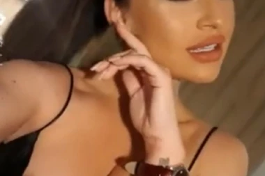 Dno, dna: Kaća Živković na instagramu pokazala celu dojku!