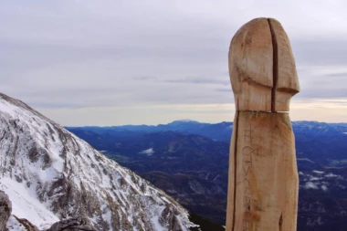 SVETSKO ČUDO: Penis "nikao" na Alpima