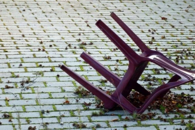 NEOBIČNI RITUALI ŠIROM PLANETE: Stolica kroz prozor za sreću u Novoj godini