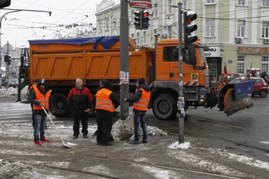 Prvi sneg u Beogradu: Javne službe u pripravnosti, preventivno posuto oko 200 tona soli