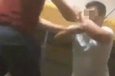 (UZNEMIRUJUĆI VIDEO) SKANDAL U KRALJEVU! Tinejdžer brutalno tukao druga u sobi Doma učenika, dok je treći snimao