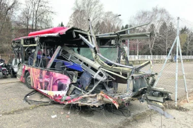 (FOTO) Autobus smrti parkirali tik uz školsko dvorište!