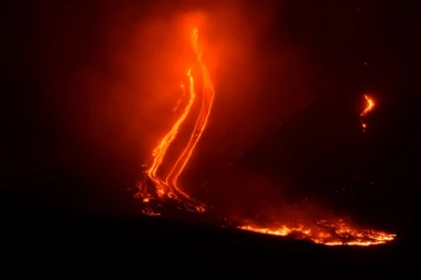 (VIDEO) Etna se ne smiruje! Lava ide pravo prema moru?!