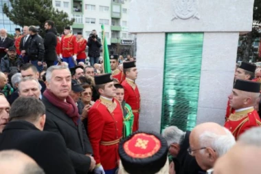 "PRAVIM CRNOGORCIMA" NEĆE BITI DOBRO: Na spomeniku komitama urezana četiri "S"
