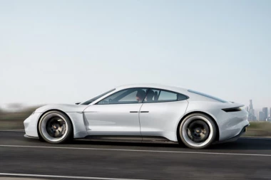 (VIDEO) Električni automobili su prava bomba: Zapalio se Porše Tajkan