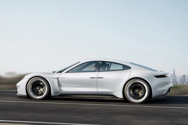 (VIDEO) Električni automobili su prava bomba: Zapalio se Porše Tajkan