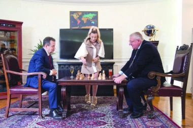 Okršaj veterana političke scene! Dačić i Šešelj ukrstili koplja za šahovskom tablom, evo za koga je Kija navijala