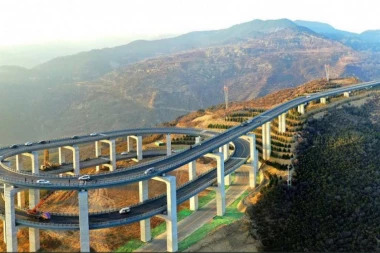 Niklo neviđeno svetsko čudo! Pogledajte vijadukt na 3 sprata