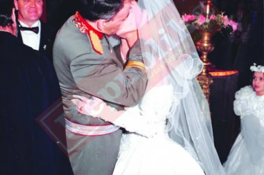 Arkanov jaguar pojeftinio! Ražnatovići u njemu došli na venčanje, koštao je 200.000 dolara, a danas se prodaje za "tričavih"...