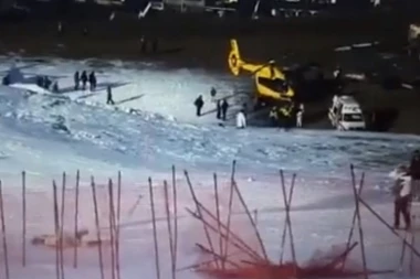 (UZNEMIRUJUĆI VIDEO) Jeziv pad slovenačkog skijaša! Proleteo kroz zaštitnu ogradu, pa ostao bez svesti!