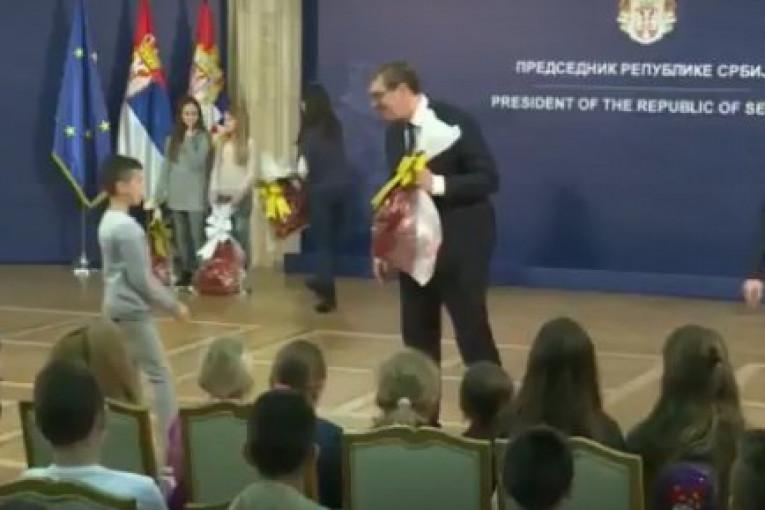 (VIDEO) Vučić uručio Novogodišnje paketiće deci sa KiM!
