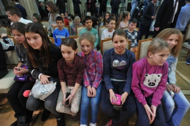 DECA SA KOSOVA KOJA SU DOBILA PAKETIĆE OD VUČIĆA: Da živimo mirno i lepo,da se vrate svi!