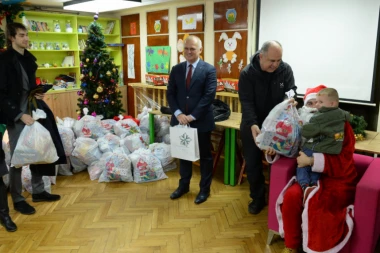 (FOTO) Vesić podelio paketiće deci iz Sigurne kuće