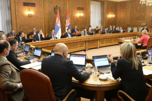 VLADA SRBIJE ODOBRILA: Stiže nova NOVČANA POMOĆ od 5000 dinara!