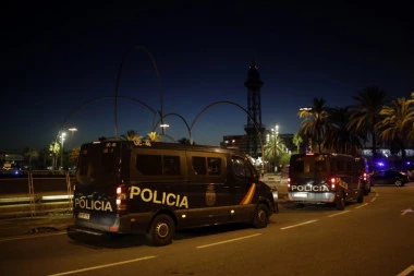 SRPSKI TINEJDŽERI UHAPŠENI U ŠPANIJI: Bežali od policije, napravili karambol, pa se sakrili u kanalizaciji?!