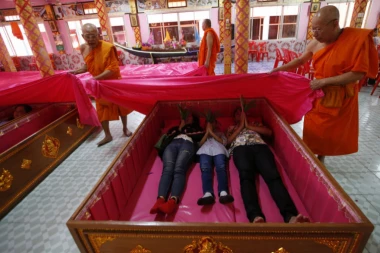 Bizarni praznični rituali: E ovoj zemlji Novu godinu dočekuju u mrtvačkim sanducima!