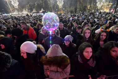 (FOTO) Praznična euforija na ulicama Beograda: Evo kakva je atmosfera ispred Skupštine
