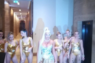 (FOTO) Sve pršti od seksipila: Pogledajte u kakvom izdanju nastupa Karleuša