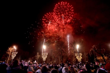 (FOTO) Vatromet obasjao Beograd