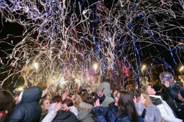 (FOTO, VIDEO) Srbija dočekala Novu godinu uz vatromete i muziku!