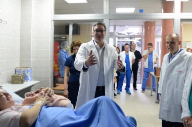 (FOTO) "Dobili ste anđela": Vućić obišao prvu bebu rođenu u 2019. godini!