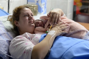 Dobrodošla, lepotice: Rođena prva beba u 2019. godini