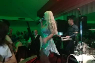 (VIDEO) Dara podigla obožavatelje na noge: Pogledajte delić atmosfere sa nastupa pevačice