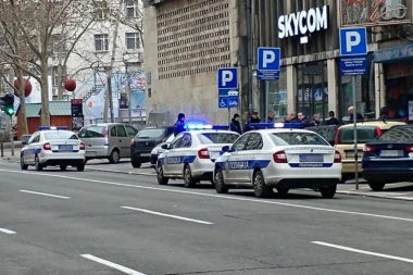 Drama na Trgu Nikole Pašića: Upali u kladionicu sa pištoljem i odneli 200.000 dinara!