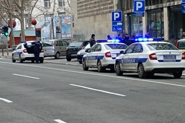 (FOTO) Izlazili krvavi iz kluba: U centru Beograda mladić izboden nožem!