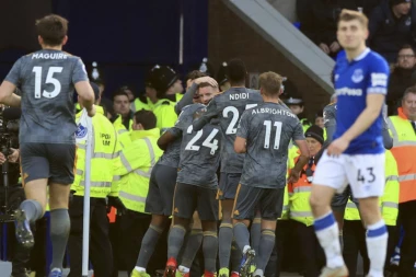 Topovi prazni pred raspoloženim "lisicama"