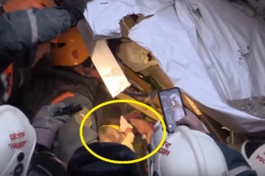 Dramatična scena: Pogledajte kako su ruski spasioci izvukli bebu koja je bila u ruševinama 36 sati!