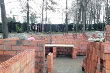 (FOTO) Nelegalno grade i uz groblje!