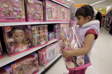 NAPRAVLJENE PRVE BARBIKE SA SLUŠNIM APARATIMA! Pogledajte na kakve su se još korake odlučili tvorci čuvene lutke (FOTO)