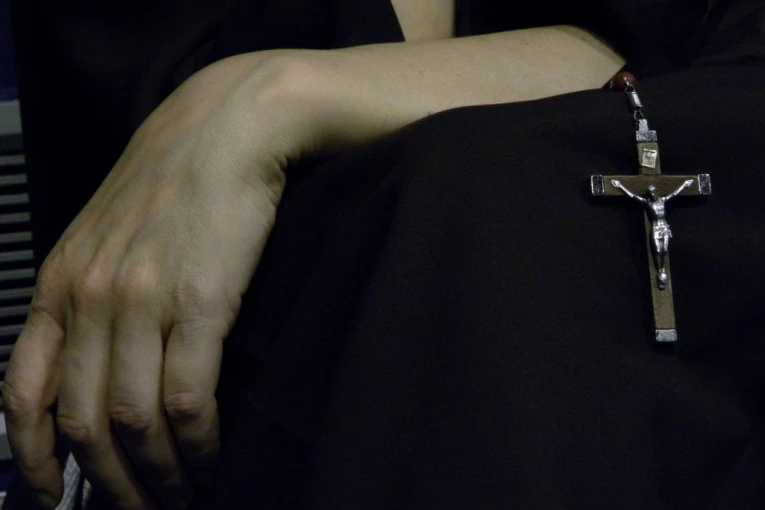 ČASNA SESTRA LOPOV I KOCKAR, SPISKALA MILION: Imala je neverovatno opravdanje pred sudom, mnogi je podržavaju!