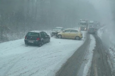 Dva lančana sudara na Ibarskoj, kilometarska kolona kod Lipovice