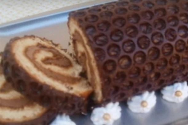 Recept za ČOKO-KOKOS ROLAT: Poslastica koju ćete napraviti za 5 minuta, a smazati za 5 sekundi!