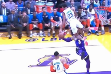 (VIDEO) JEZIVO U NBA: Let od kojeg je cela dvorana ZANEMELA