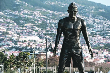 RONALDOVI PENIS I TESTISI SIJAJU OD HVATANJA!