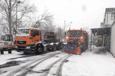 VESIĆ: Očišćeno 1.900 kilometara ulica prvog prioriteta, do kraja dana sve linije gradskog saobraćaja će normalno funkcionisati