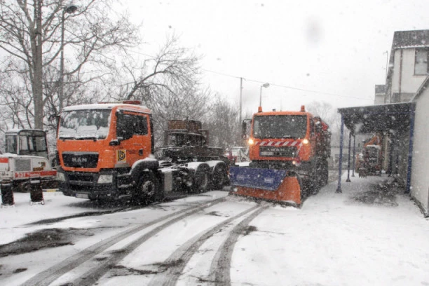 VESIĆ: Očišćeno 1.900 kilometara ulica prvog prioriteta, do kraja dana sve linije gradskog saobraćaja će normalno funkcionisati