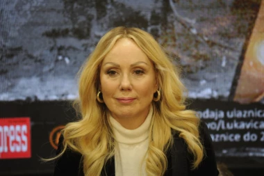 (FOTO) Dok se mi smrzavamo, Lepa Brena se brčka!