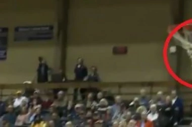 JEZIVO: Cela hala je ostala u šoku - Skočio da uradi blokadu rivalu, udario glavom o tablu